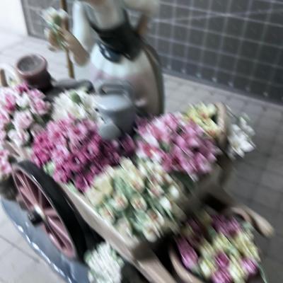 LLADRO 1454 Girl With Flower Cart and Umbrella 