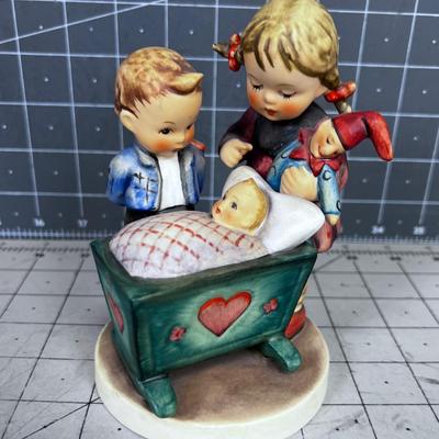 GOEBEL Figurine Children in a Cradle