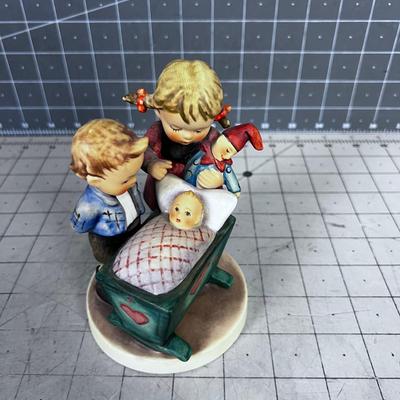 GOEBEL Figurine Children in a Cradle