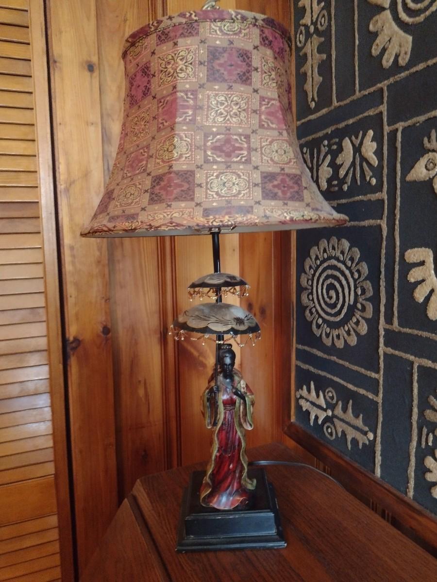 Vintage Resin Asian Woman with Double Umbrella Table Lamp | EstateSales.org