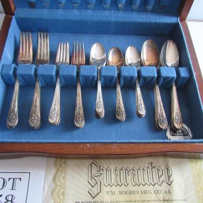 Nice Wm Rogers Jubilee Pattern 50 Pc Silver Plate Set in Box