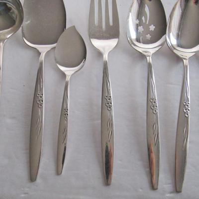 Vintage Gentle Rose Pattern, Oneida Silverplate Service for 8 Plus 8 Serving Pieces, Nice