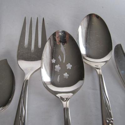 Vintage Gentle Rose Pattern, Oneida Silverplate Service for 8 Plus 8 Serving Pieces, Nice
