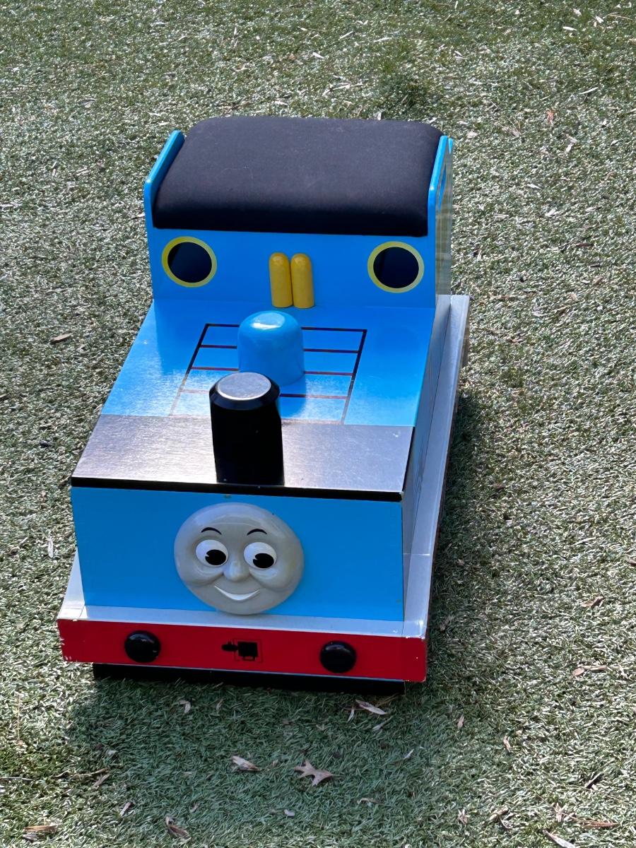 Thomas Box Build LOT 254: Thomas the Tank Engine Toy Box | EstateSales.org