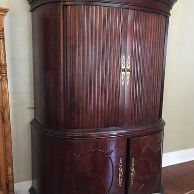JOB 10.16 DR 008 Entertainment Armoire