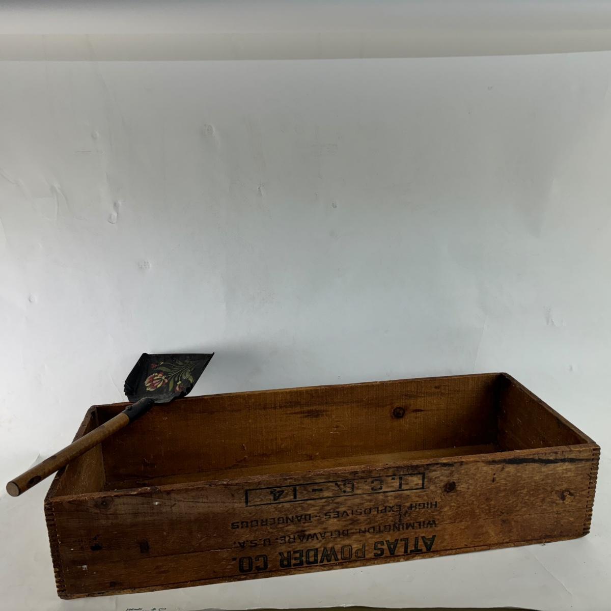 Gun Powder Box 881 Atlas Gun Powder Wooden Box | EstateSales.org