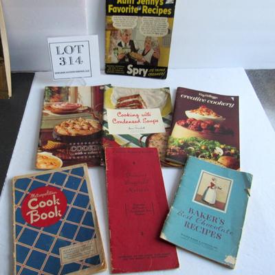 Lot of Vintage Small Cook Books, Famous Bayfield Recipies, Baker's Chocolate 1932