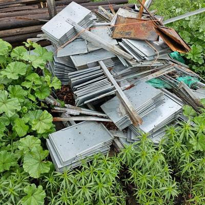 3 pallets of Metal signs
