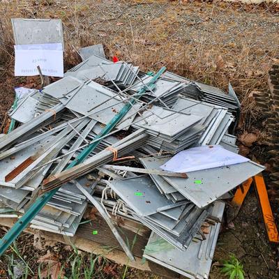 3 pallets of Metal signs