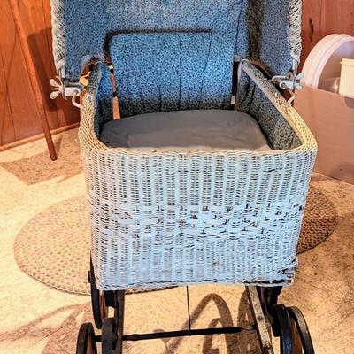 Antique wicker baby carriage / pram