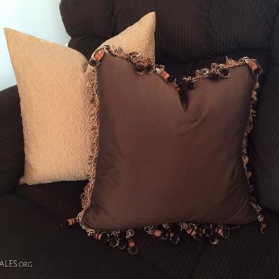 Lot of 4 Throw Pillows 