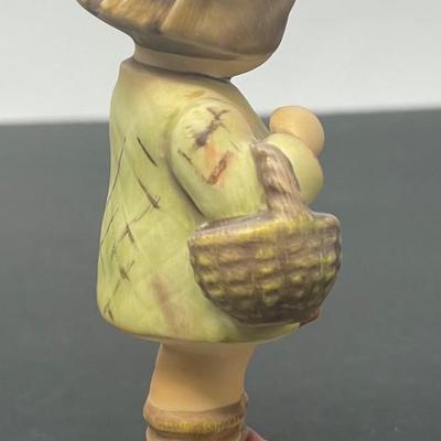 VINTAGE Goebel Hummel I BROUGHT YOU A GIFT Figurine Yr. 1967/ Hummel club