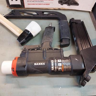 BANKS FLOORING NAILER/STAPLER