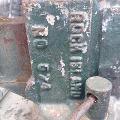 LARGE VISE ON METAL TABLE