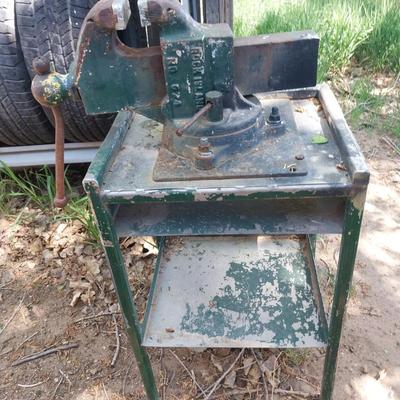 LARGE VISE ON METAL TABLE