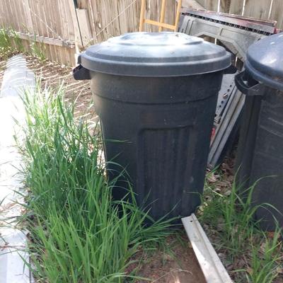 TWO TRASHCANS WITH LIDS