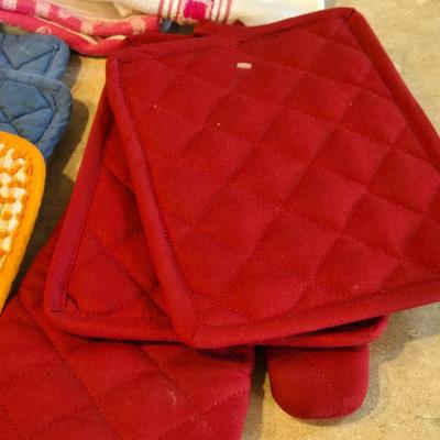Kitchen Towels and Pot Holders