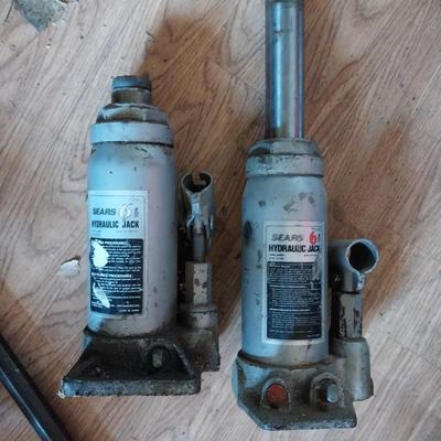 TWO HYDRAULIC JACKS AND JUMPER CABLES