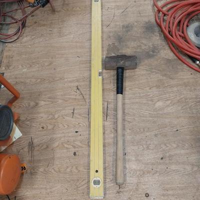 LONG HANDELED SLEDGE HAMMER AND 48" LEVEL