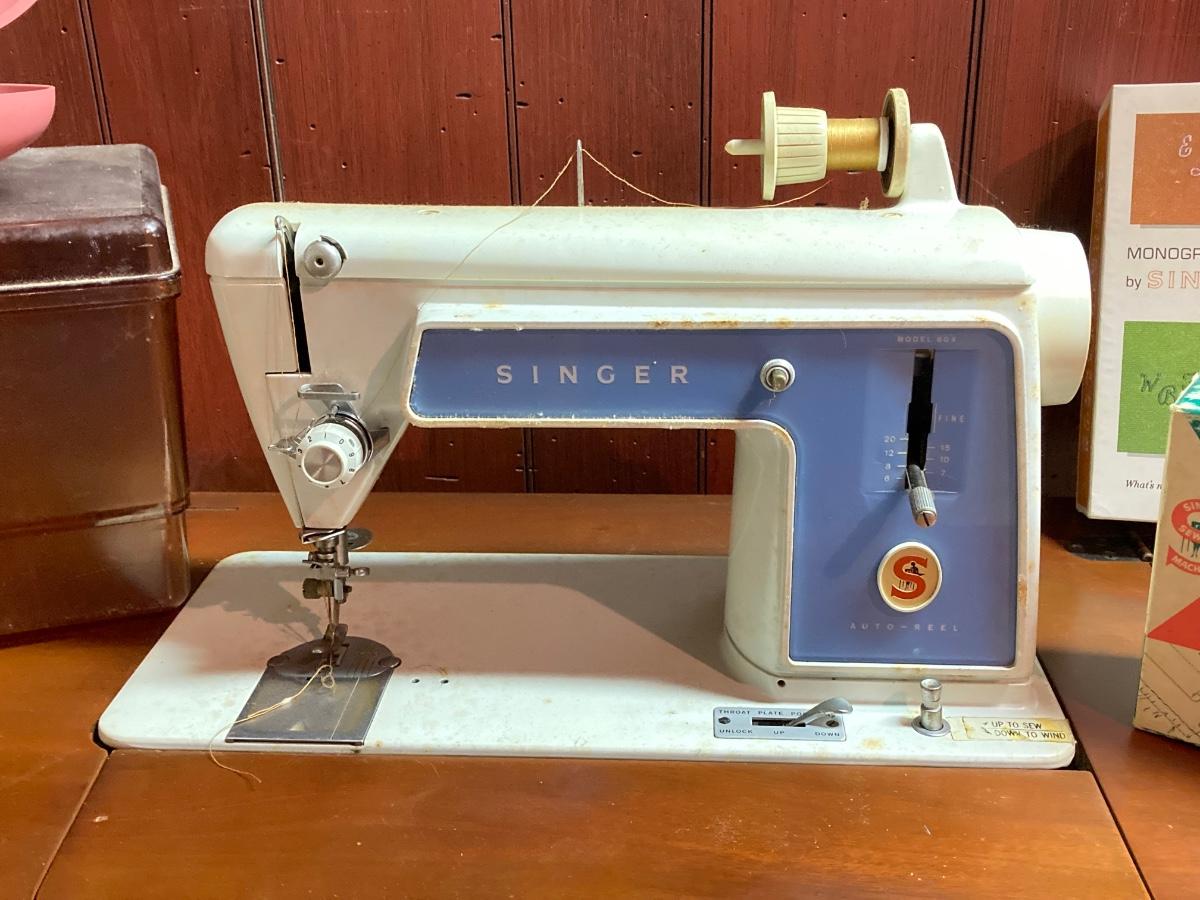 Singer 58 LOT 58: Vintage Singer Sewing Machine Model 604 and Accessories ...