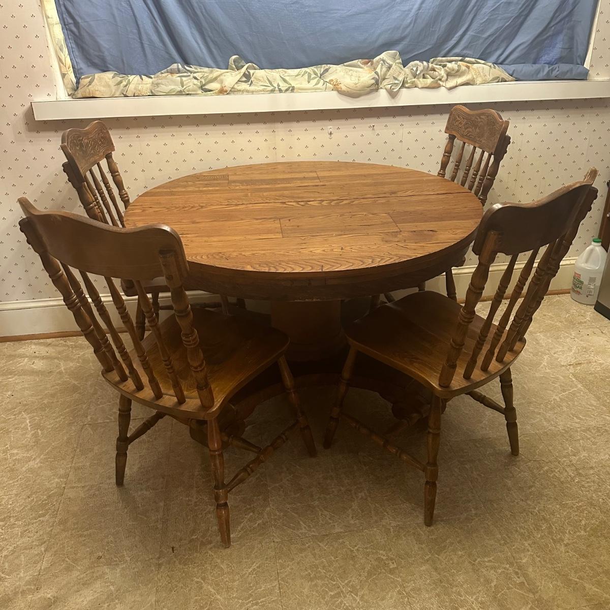 LOT 419K: Beautiful Round Top Dining Table w/ Chairs | EstateSales.org