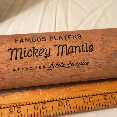 Vinage bat lot,including Louisville Slugger ( Tim McCarver) & Wilson ( Mickey Mantle) plus Adirondack