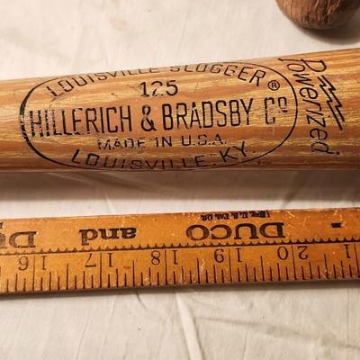 Vinage bat lot,including Louisville Slugger ( Tim McCarver) & Wilson ( Mickey Mantle) plus Adirondack