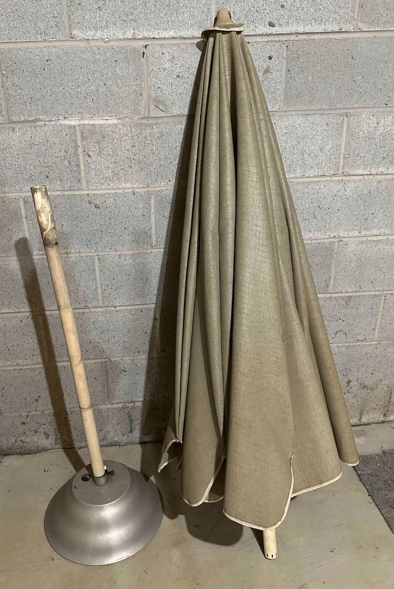 Brown Jordan Patio Table Umbrella with weighted Umbrella Stand ...