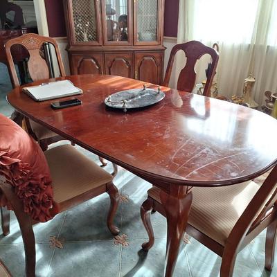 Dining Room table w/ Leaf and chairs