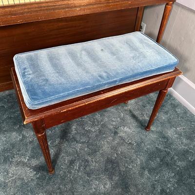 LOT 25L: Lester Betsy Ross Spinet Piano w/ Bench