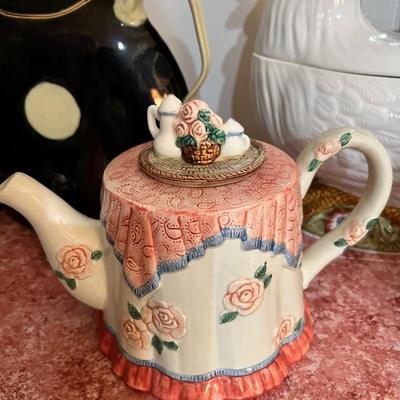 Fitz and Floyd 1988 Japan Teapot - Pink rosebuds tablecloth