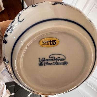 Vienna Woods Blue Onion Teapot SEYMOUR Ann Japan