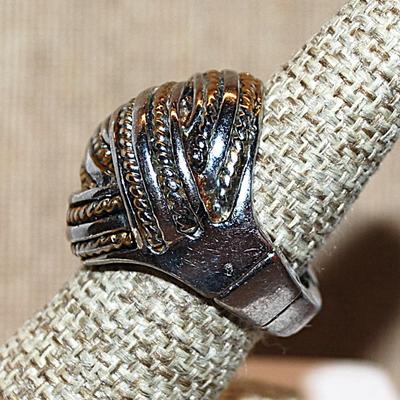 Size 7½ - 8½ VINTAGE EXPANDIBLE Ring with 2-Tone Metal Swirls on a Silver Tone Band (14.7g) Note: Blemishes & Discoloration