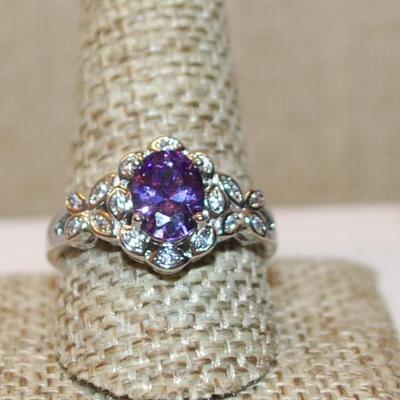 Size 11 Purple Oval Translucent Stone Ring with Side "Butterfly" Accent Stones on a Silver Tone Band (4.3g)