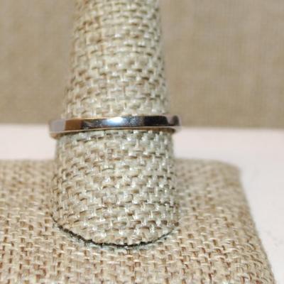 Size 11 Purple Oval Translucent Stone Ring with Side "Butterfly" Accent Stones on a Silver Tone Band (4.3g)