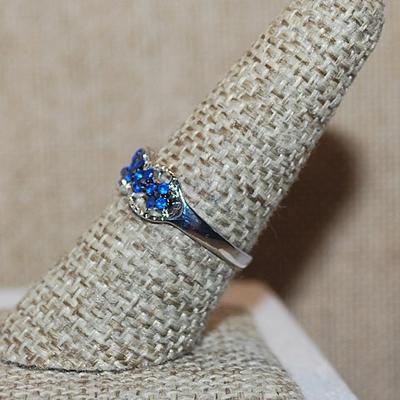 Size 8 Row of Cobalt BLUE Stones in a Swirl Setting on a Silver Tone Band (1.8g)