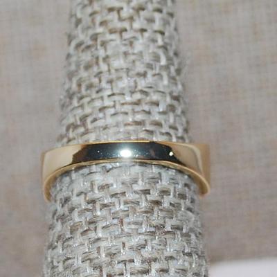 Size 6½ Clear Square Main Stone Ring with 3 Rows of Side Accents on a Gold Tone Band (3.7g)