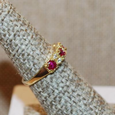Size 10 Cranberry Red Line of 5 Stones Ring with Middle Clear Stone Accents on a Gold Tone Band (3.2g)