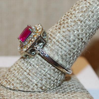 Size 9¼ Magenta Rectangular Stone Ring on a Brilliant Square Setting & Silver Tone Band (5.9g)