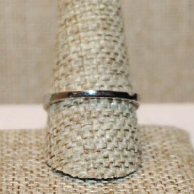 Size 10 Highrise Clear Stone Ring with Very Ornate Setting with a Silver Tone Band (3.8g)