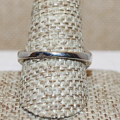 Size 10½ Marked .925 "Puffy" VIOLET Party Ring with a Single Main Clear Round Stone on a Silver Band (6.7g)