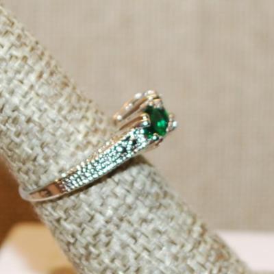 Size 6¼ Row of 3 Round Deep Green Stones Ring with a "Flat" Silver Tone Band (3.7g)