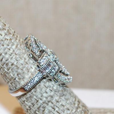 Size 6¼ Large Oval Glitter "Arrow" Party Ring on a Silver Tone Band (4.8g)