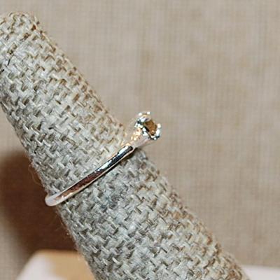Size 5½ Delicate Small Round CHAMPAGNE Colored Stone Ring on a Silver Tone Band (1.4g)