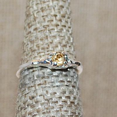 Size 5½ Delicate Small Round CHAMPAGNE Colored Stone Ring on a Silver Tone Band (1.4g)