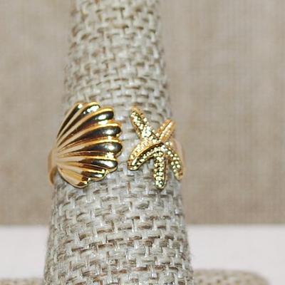Size 7½ ALL Gold Colored "CLAM & STARFISH" Ring on an OPEN Gold Tone Band (2.4g)