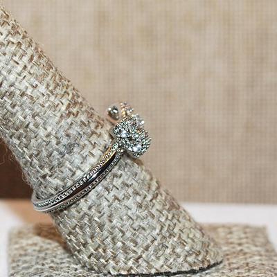 Size 8 "BOWTIE" Style Ring with Triple Clear Stone Sides and Dimpled Silver Tone Band (3.2g)