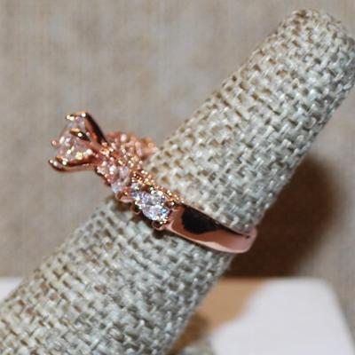 Size 6 Marked .925 Rose Gold Highrise Single Stone Ring with 4 Clear Stones Side Accents on a Silver Band (4.4g)