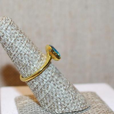 Size 6¼ Rectangle Cornflower Blue Single Stone Ring on a Gold Tone Band (2.7g)