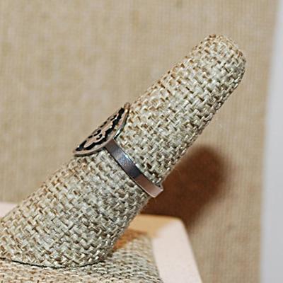 Size 7 Delicate STAINLESS STEEL Ring with "TREE DESIGN" on a Silver Colored Band (1.7g)